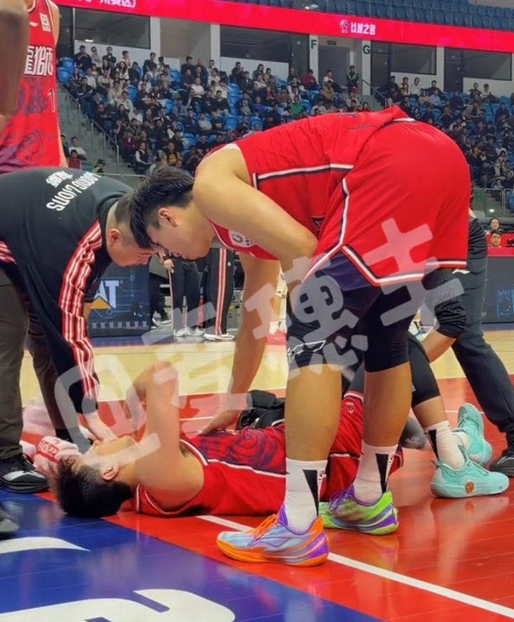 开云体育官方网-郭艾伦膝盖受伤倒地之后 情绪崩溃了……仰面痛哭